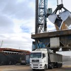 Procés de descàrrega de gra d'un vaixell al port de Tarragona.
