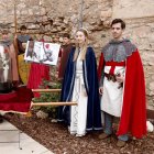 Els protagonistes de la Setmana Medieval amb la primera rosa que s'entregarà.
