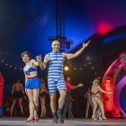 L’espectacle compagina els números de circ clàssic amb els personatges de conte.