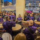 Els Timbalers de Calanda van continuar tocant des dels porxos de la plaça de Prim, davant del Teatre Fortuny.