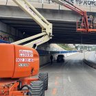 Treballs per instal·lar una xarxa preventiva per evitar els nius de coloms.