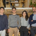 Manuel Prieto, Genís Boix, Amàlia Jansà i Edu Polo en l’espai de treball que comparteixen al carrer Pare Iglesias.