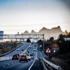 Imatge d'arxiu de diversos cotxes circulant per una carretera catalana.