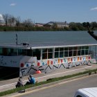 La Perla, el vaixell elèctric que navega pel riu Ebre, a l'embarcador d'Amposta