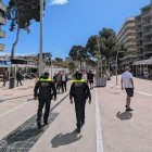 Dos agents de la Policia Local de Salou passejant per Carles Buigas.