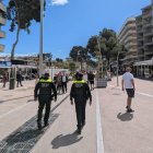 Dos agents de la Policia Local de Salou passejant per Carles Buigas.