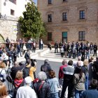 Els representants del consistori de Calafell i veïns de la localitat en el minut de silenci per condemnar la mort d'una habitant de la població a mans de la seva parella