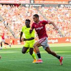 Pablo Fernández lluita per una pilota amb Christantus Uche, del Ceuta, en les semifinals del Play-off de la temporada passada.