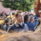 Imagen de Luis Alfonso de Borbón en la plaza de la Pagesia durante la procesión del Sant Enterrament.