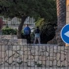 Imatge de persones orinant als jardins del Parc del Miracle.