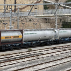 Imatge d'un tren de mercaderies passant per Tarragona.