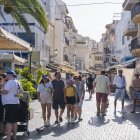 Turistes passejant pel carrer al barri del Port de Cambrils.