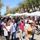 Imatge de la Rambla Nova plena per la diada de Sant Jordi.