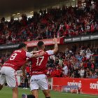 Els davanters del Nàstic Antoñín Cortés i Pablo Fernández celebrant un gol en la victòria grana contra l’Unionistas.