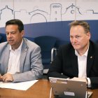 L'alcalde de Cambrils, Oliver Klein, i el regidor d'Hisenda, David Chatelain, durant la roda de premsa.
