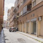 Fotografia del carrer Alt de Sant Josep a Reus on les obres no permetran accedir als pàrquings privats.