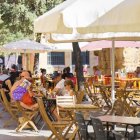 Imatge d’arxiu d’una terrassa de la plaça del Fòrum.