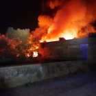 Imatge de les flames a la masia abandonada d'Amposta.
