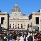 El centre del Vaticà, ple de voluntaris i fidels durant el funeral del papa Francesc