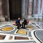 Trump i Zelenski durant la seva trobada a l'interior de la basílica de Sant Pere del Vaticà