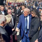 Moment de la salutació de la presidenta de la Comissió Europea, Ursula von der Leyen, i el president dels EUA, Donald Trump, al funeral del papa Francesc