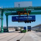 Imatge d’un semiremolc a punt de ser carregat a sobre d’un tren