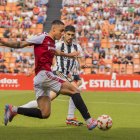 El davanter Pablo Fernández durant una acció del partit contra el Real Unión.