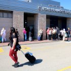 Usuaris davant de l'estació de l'Aldea després de l'aturada dels trens per l'apagada elèctrica.