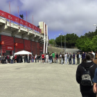 Imatge de la gran cua a la botiga del Nou Estadi.
