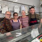 La Montse i el Juan, de Pollos Montse, a l'esquerra de la imatge, dins del local al número 49 del carrer Vint de Bonavista, a Tarragona.