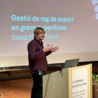 Josep Maria Torné durant una conferència.