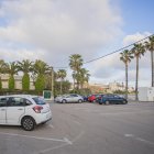 Aparcament a la plaça Consolat de Mar d’Altafulla que serà convertir en zona blava aquest estiu.