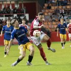 Marc Fernández regatejant al lateral de l’Andorra Iván Rodríguez durant el partit disputat al Nou Estadi.