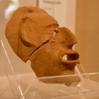 Imatge de la màscara funerària exposada.