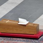 El fèretre del papa Francesc, a la plaça de Sant Pere del Vaticà