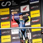 a pilot tarragonina Paola Ramos aixecant el trofeu en el podi de la cursa de Jerez de la Yamaha R7 Cup