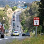 Fila de tractors en marxa lenta a l'N-240 arribant a Tarragona.