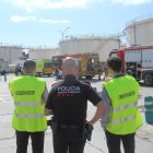 Un agent dels Mossos d'Esquadra al costat de dos observadors i davant de diverses dotacions dels Bombers durant un simulacre d'incendi a l'empresa tarragonina Exolum.