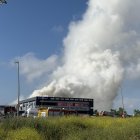 El núvol tòxic de clor de l'incendi d'una indústria de productes per a piscines a Vilanova i la Geltrú