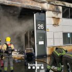 Imatge dels Bombers treballant en l'incendi a Vilanova i la Geltrú
