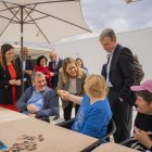 La consellera Mònica Martínez Bravo, saludant a Yolanda, una de les usuàries del centre