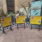 Cartells advertint de la prohibició d’abandonar les bosses d’escombraries a la Part Alta.
