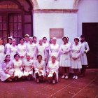 Fotografia de familia de la primera promoció de l’Escola d’Infermeria de l’Hospital Sant Joan de Reus l’any 1975.