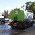 Un treballador del servei de la brossa netejant un carrer de la ciutat.