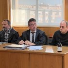L'acusat de matar la seva parella el setembre de 2023 a Tarragona, amb el seu advocat, i l'advocat de la Generalitat, durant el judici.