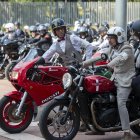 Els motoristes, vestits amb les seves millors gales, van reunir-se a la plaça de l’Univers per emprendre la ruta.