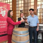 Natalia Turcanu, d’Iter Vitis; l’edil Noemí Llauradó; i Francesco Roletti, de l’Associació de Cafeteries Històriques de Torí i del Piemont.
