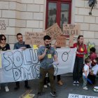 Més d'un centenar de persones es concentren a Reus per reclamar més places escolars públiques d'I3 a la zona D