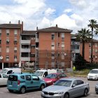 Fotografia d’una bastida sent col·locada davant d’un edifici al barri de Sant Josep Obrer.