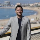 L’alcalde de Tarragona, Rubén Viñuales, amb la platja del Miracle i les restes del ja desaparegut ‘mamotreto’ de fons.